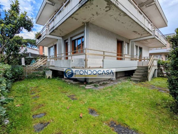 casa indipendente in vendita a Massa in zona Marina di Massa