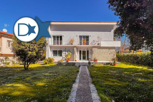 casa indipendente in vendita a Massa in zona Marina dei Ronchi
