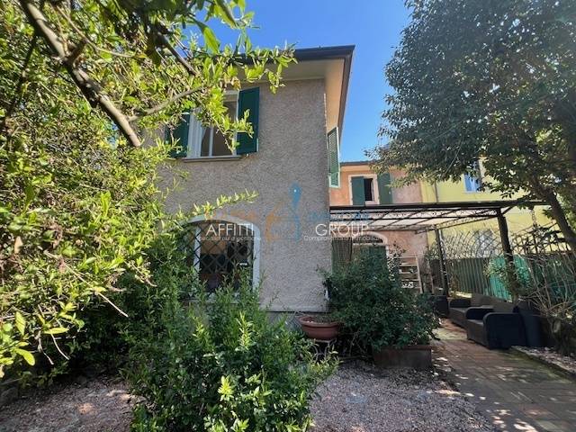 casa indipendente in vendita a Massa in zona Quercioli