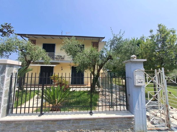 casa indipendente in vendita a Massa in zona Marina di Massa