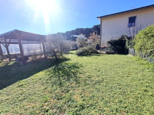 appartamento in vendita a Massa in zona Marina di Massa