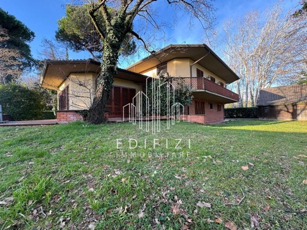 casa indipendente in vendita a Massa in zona Marina dei Ronchi