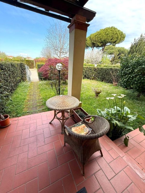 appartamento in vendita a Massa in zona Marina di Massa