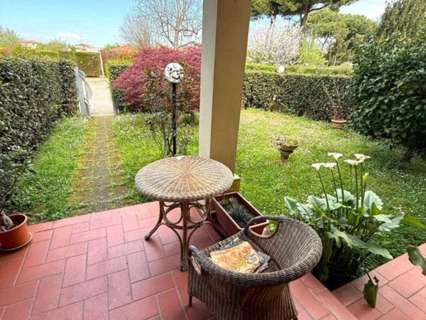 appartamento in vendita a Massa in zona Marina di Massa