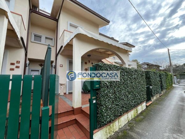 casa indipendente in vendita a Massa in zona Marina di Massa