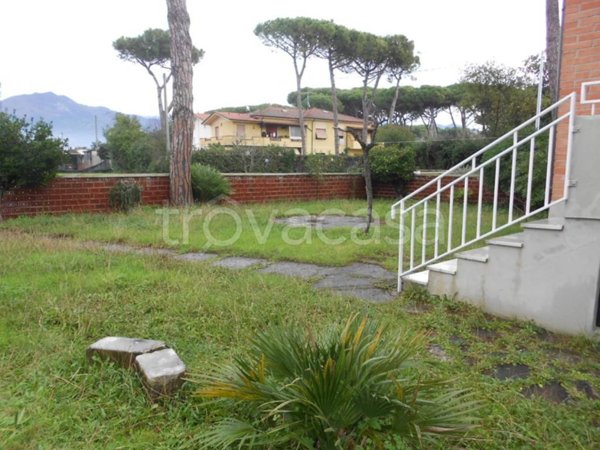 appartamento in vendita a Massa in zona Marina di Massa