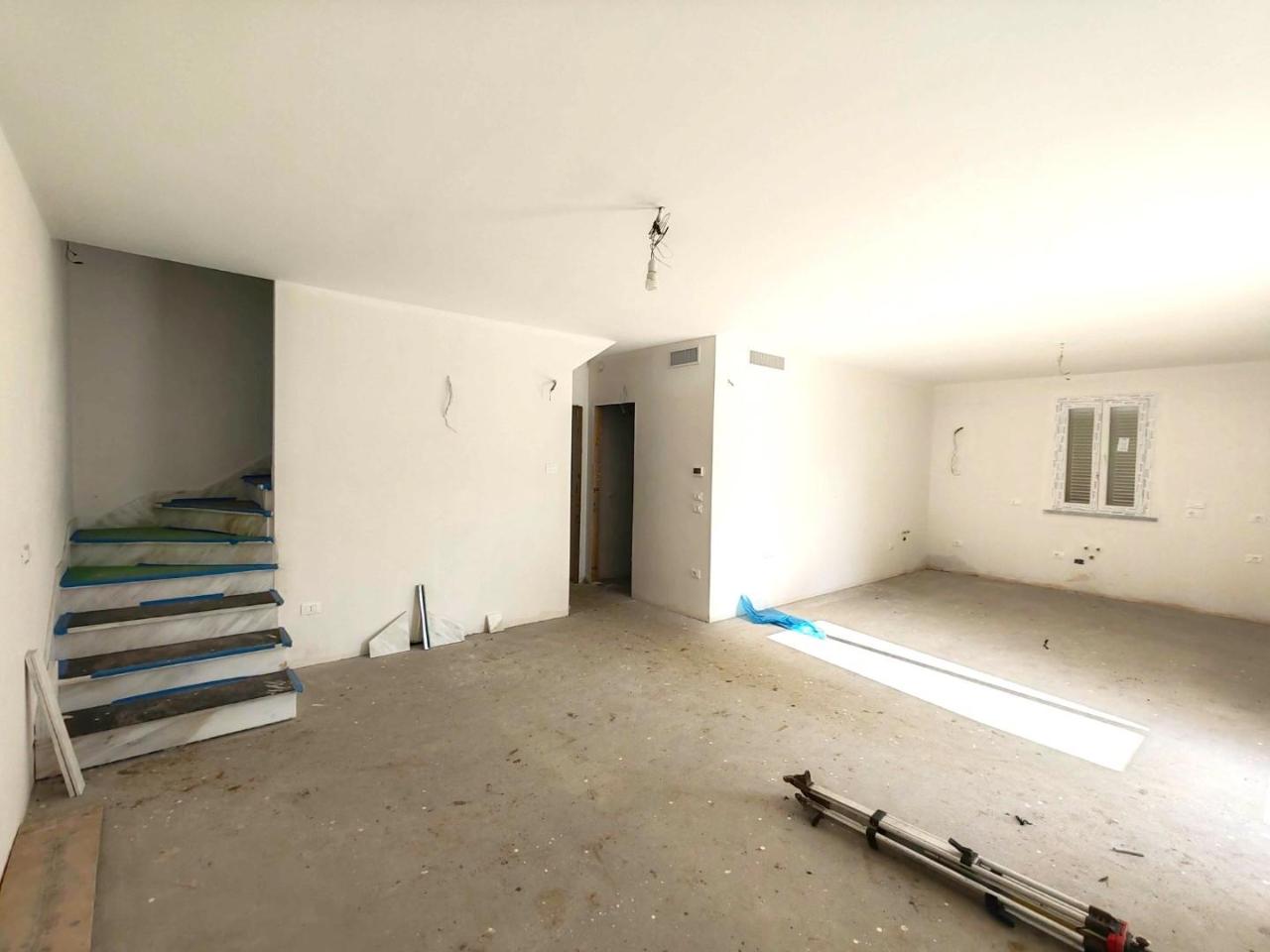 casa indipendente in vendita a Massa in zona Marina di Massa