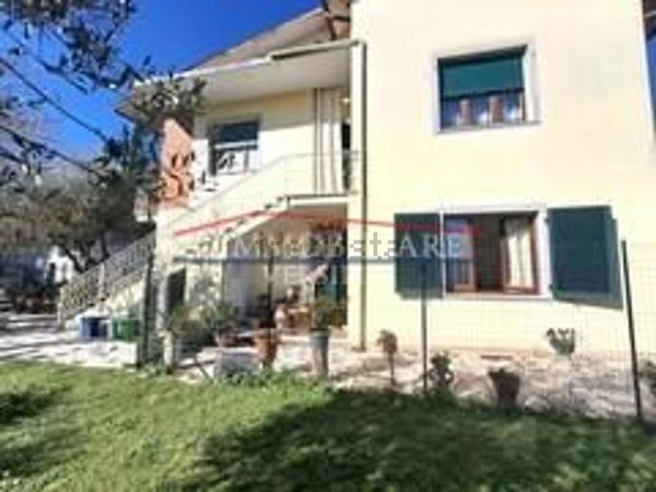 casa indipendente in vendita a Massa in zona Marina di Massa