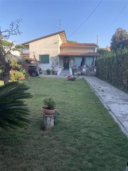 casa indipendente in vendita a Massa in zona Marina di Massa