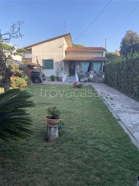 casa indipendente in vendita a Massa in zona Marina di Massa
