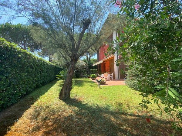 casa indipendente in vendita a Massa in zona Marina dei Ronchi
