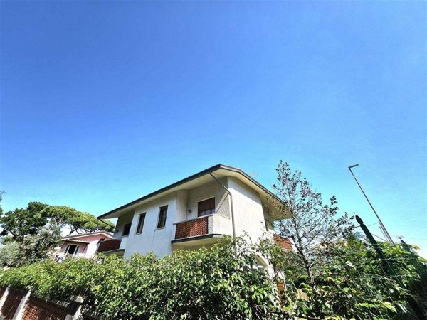 casa indipendente in vendita a Massa in zona Marina di Massa