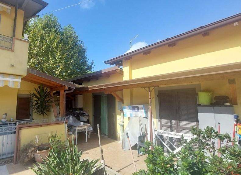 casa semindipendente in vendita a Massa in zona Marina di Massa
