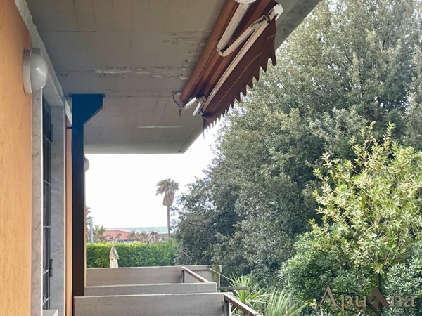 appartamento in vendita a Massa in zona Marina dei Ronchi