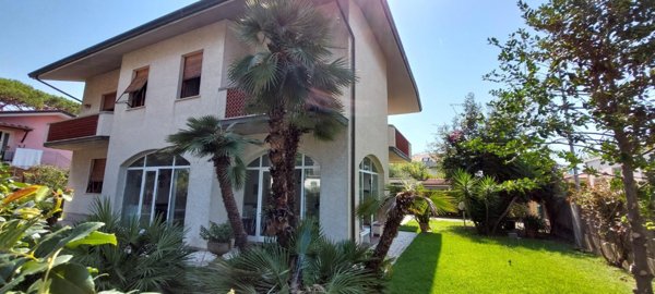 casa indipendente in vendita a Massa in zona Marina di Massa