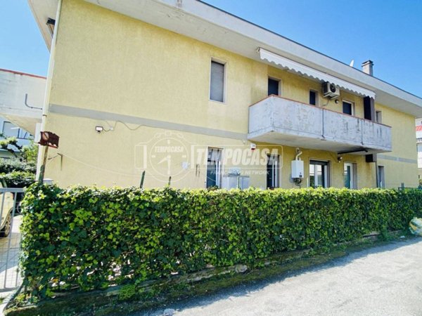 appartamento in vendita a Massa in zona Marina di Massa