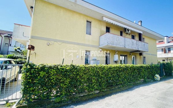 appartamento in vendita a Massa in zona Poveromo