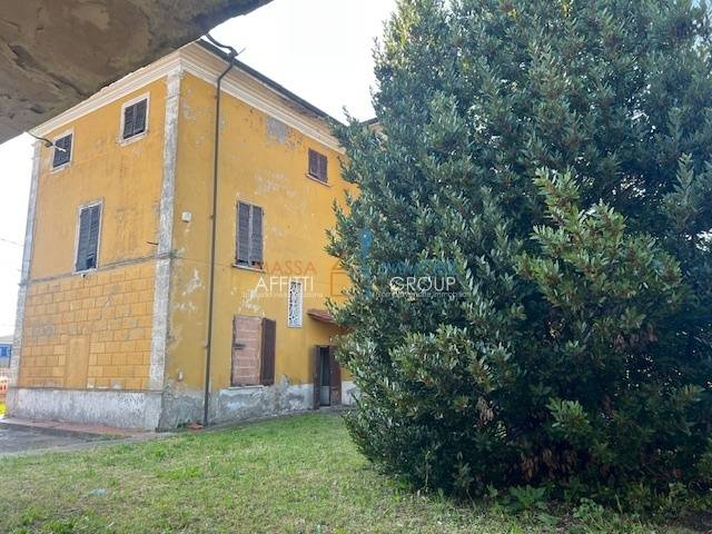 casa indipendente in vendita a Massa