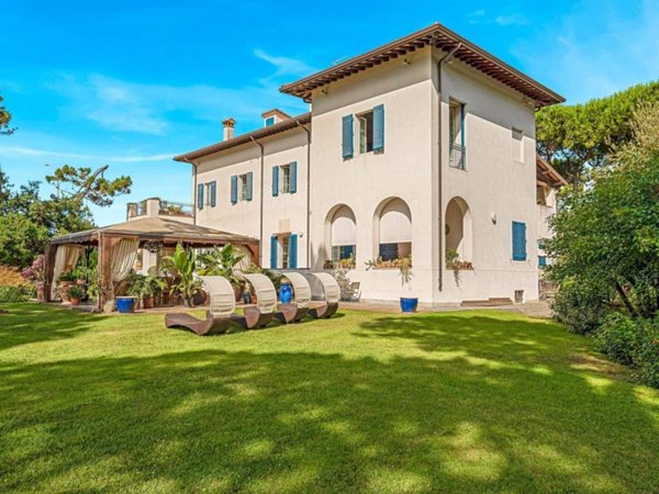 villa in vendita a Massa in zona Marina dei Ronchi