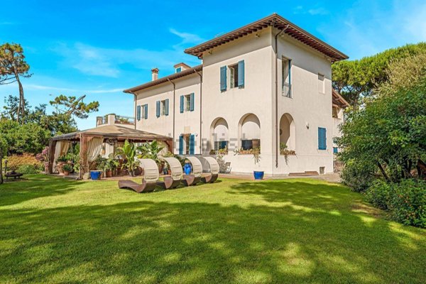 villa in vendita a Massa in zona Marina dei Ronchi