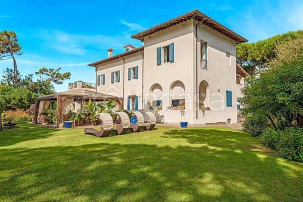 villa in vendita a Massa in zona Marina dei Ronchi