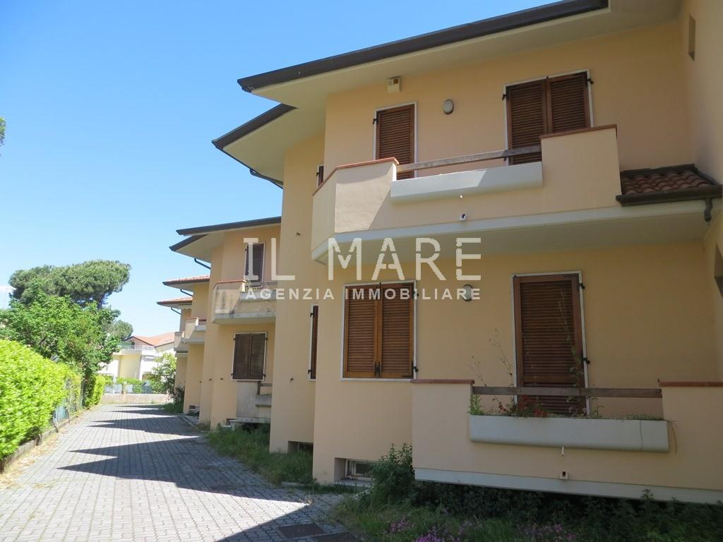casa indipendente in vendita a Massa in zona Marina di Massa
