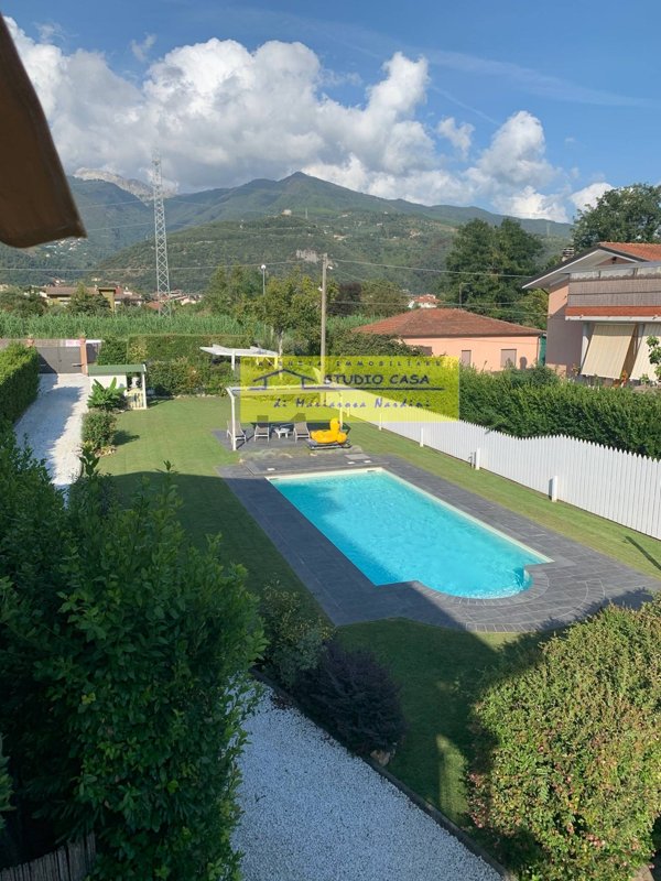 appartamento in vendita a Massa in zona Marina dei Ronchi