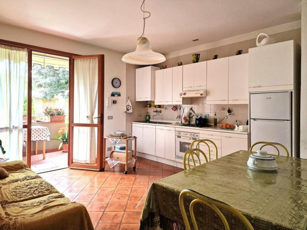 appartamento in vendita a Massa in zona Marina dei Ronchi