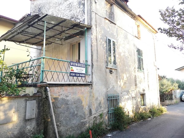 intera palazzina in vendita a Massa in zona Castagnola