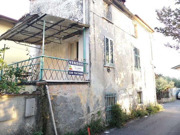 intera palazzina in vendita a Massa in zona Centro Storico