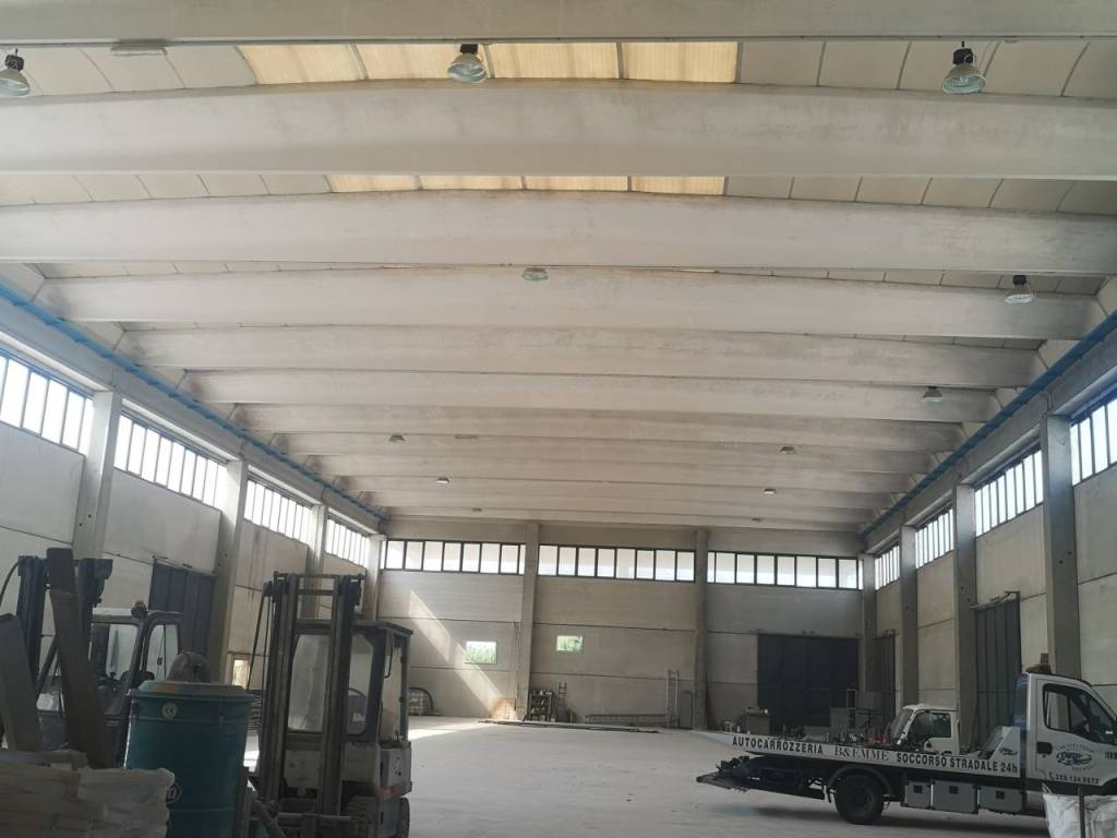 capannone in vendita a Massa in zona Castagnola