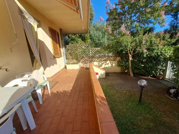 appartamento in vendita a Massa in zona Marina dei Ronchi