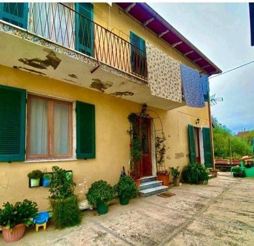 casa indipendente in vendita a Massa