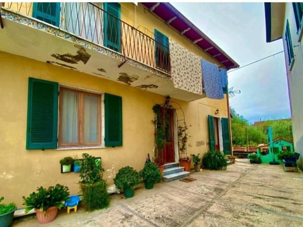 casa indipendente in vendita a Massa in zona Centro Storico