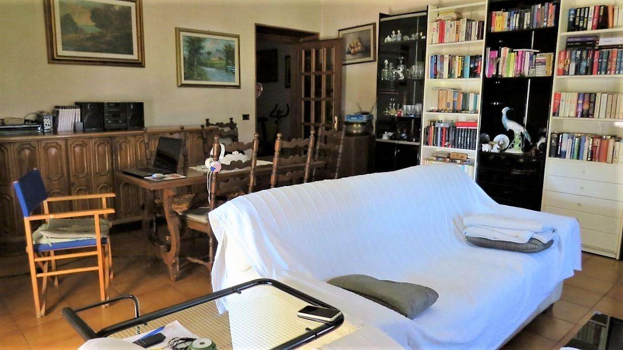 appartamento in vendita a Massa in zona Marina di Massa