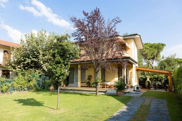 intera palazzina in vendita a Massa in zona Poveromo