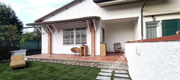 casa indipendente in vendita a Massa