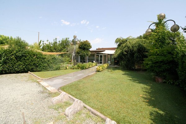 negozio in vendita a Massa in zona Marina di Massa