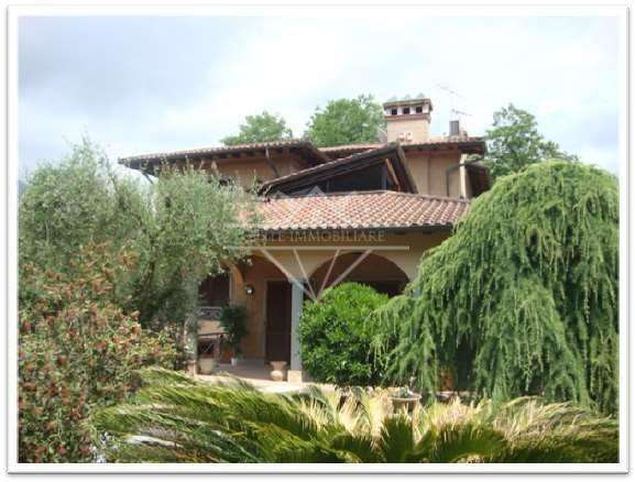 casa indipendente in vendita a Massa