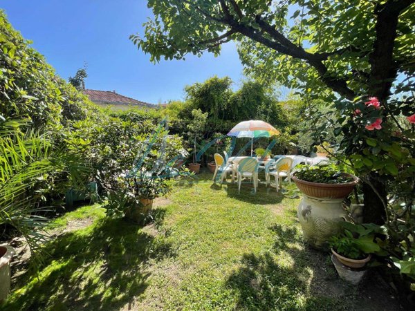 casa indipendente in vendita a Massa in zona Marina di Massa