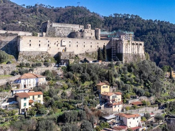 casa indipendente in vendita a Massa in zona Centro Storico