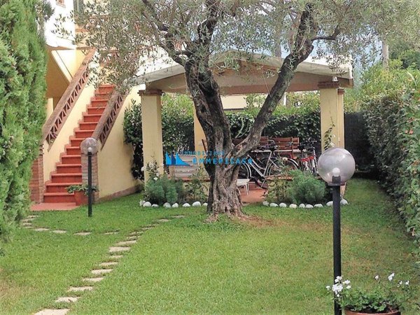 appartamento in vendita a Massa in zona Marina dei Ronchi