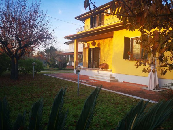 casa indipendente in vendita a Massa in zona Marina di Massa