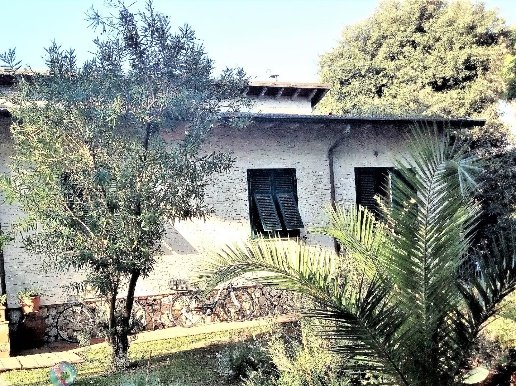 casa indipendente in vendita a Massa in zona Marina di Massa