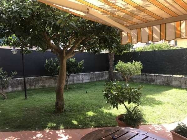 casa indipendente in vendita a Massa in zona Marina di Massa