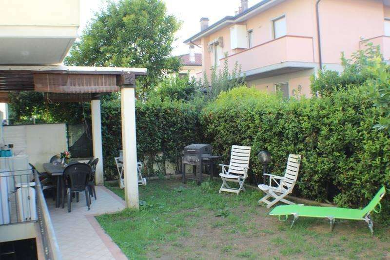 appartamento in vendita a Massa in zona Marina di Massa