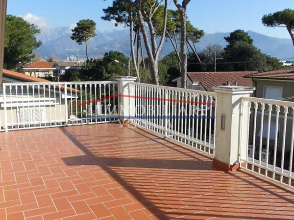 appartamento in vendita a Massa in zona Marina di Massa