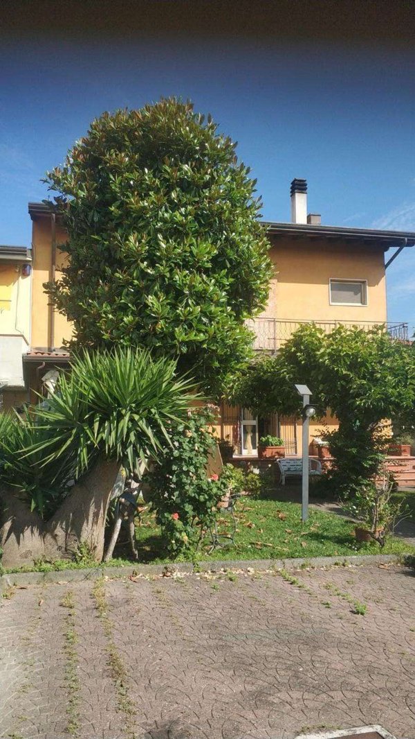 casa semindipendente in vendita a Massa in zona Marina di Massa