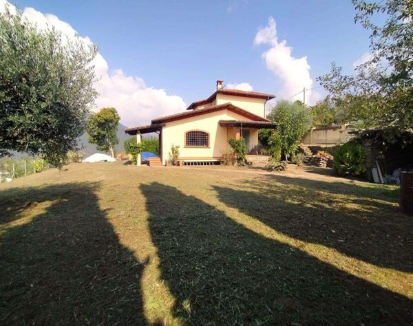 casa indipendente in vendita a Massa