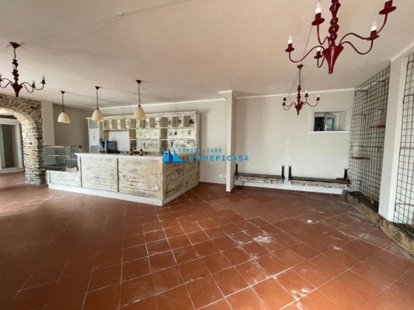 locale commerciale in vendita a Massa